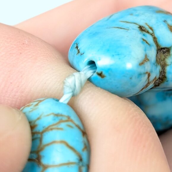 V. Graduated Chunky Dyed Howlite Knotted Necklace - Picture 5 of 6